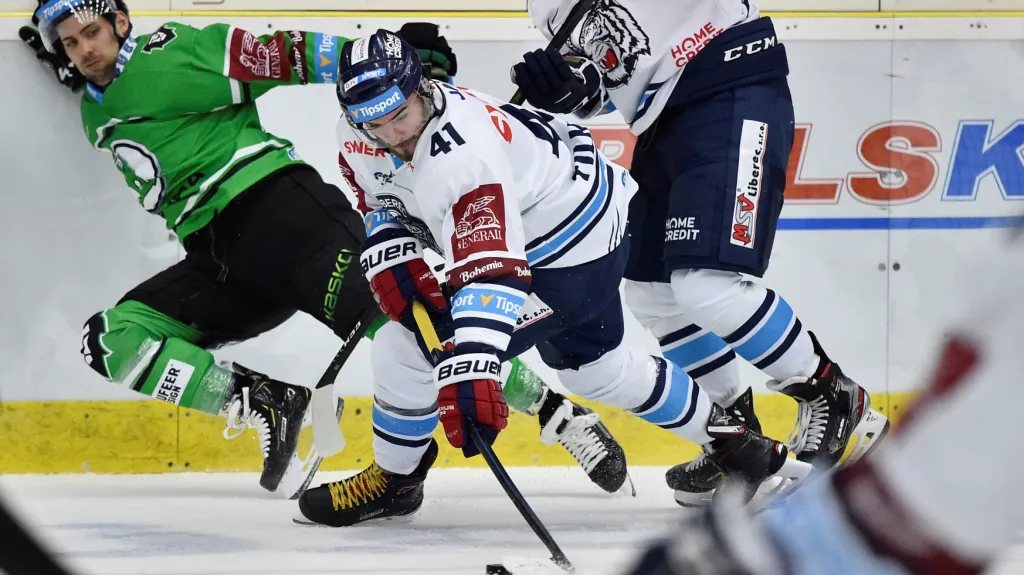 Mladoboleslavský Mitchell Fillman v souboji s Tomášem Filippim