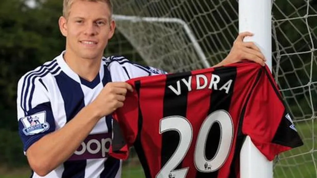 Matěj Vydra pózuje s dresem West Bromwiche