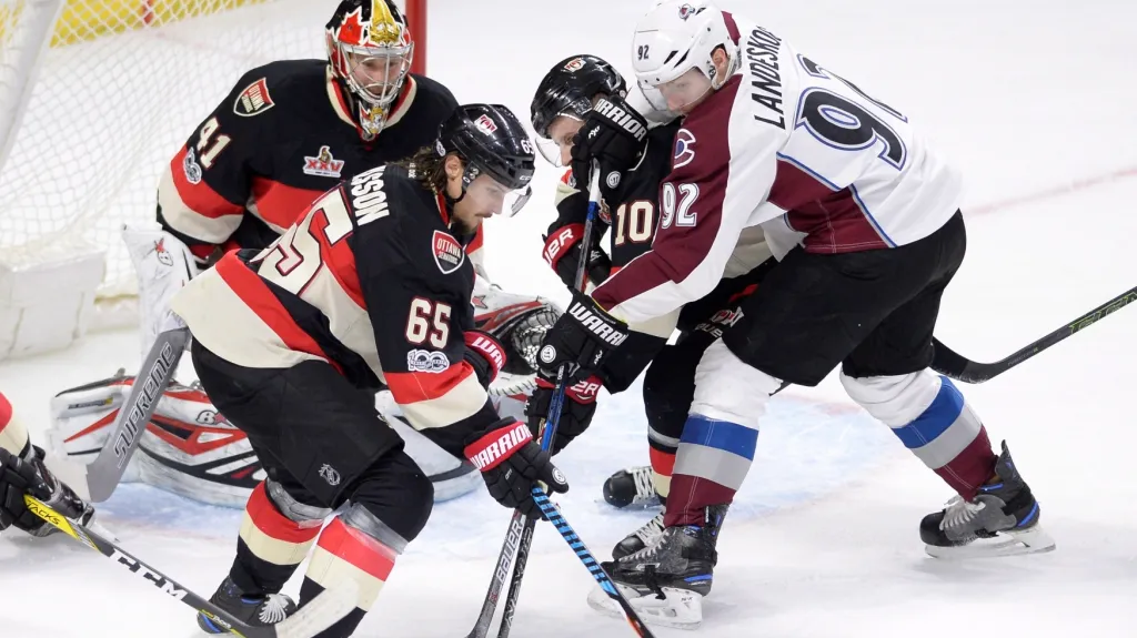 Erik Karlsson z Ottawy v souboji s Gabrielem Landeskogem z Colorada