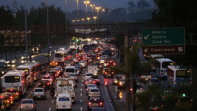 Kolony na jedné z hlavních dálnic v Riu de Janeiro