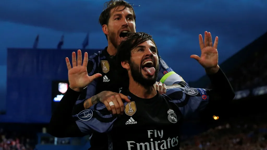 Isco (dole) se raduje z gólu se spoluhráčem z Realu Madrid Sergiem Ramosem