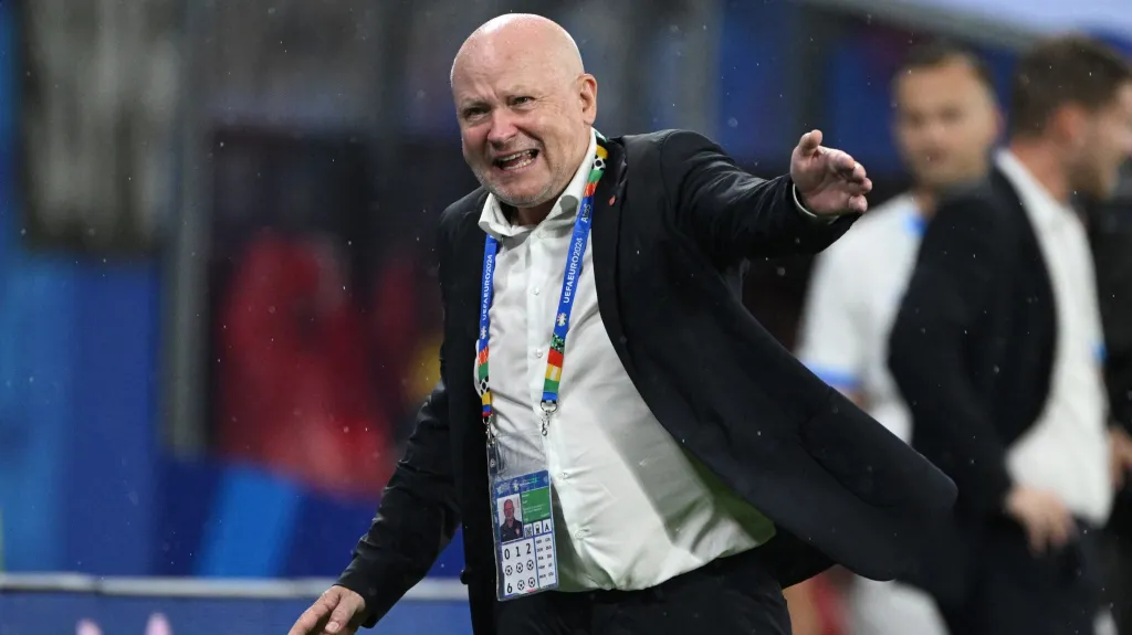 Trenér české reprezentace Ivan Hašek v utkání s Portugalskem