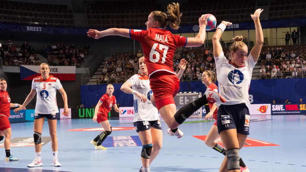 České křídlo Veronika Malá při střelbě proti Norkám