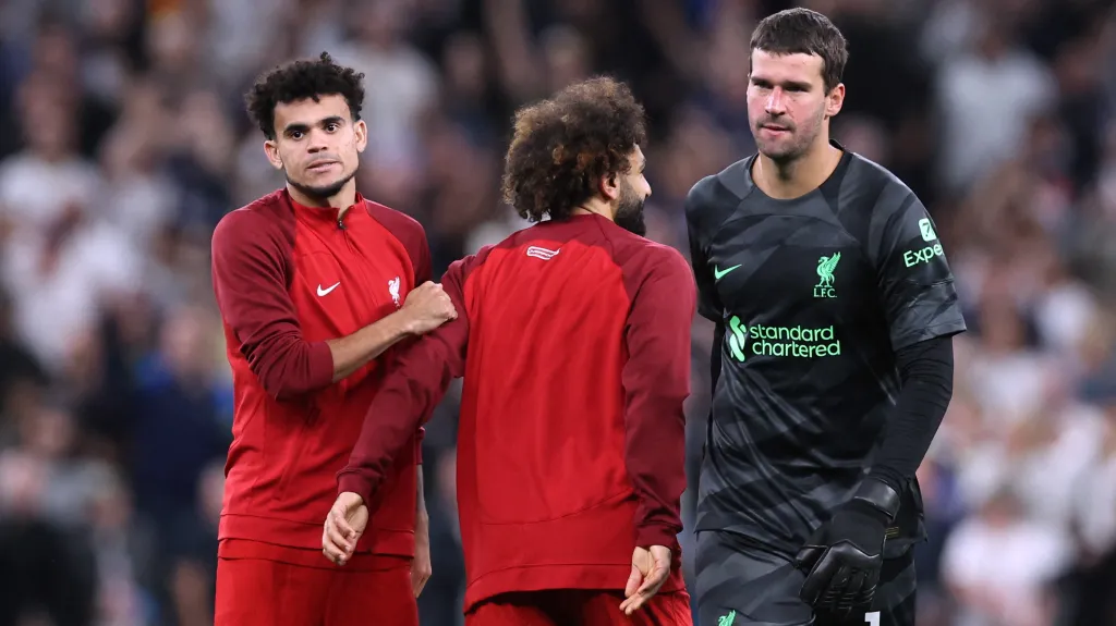 Diaz a Salah z Liverpoolu hovoří z rozhodčím po zápase s Tottenhamem