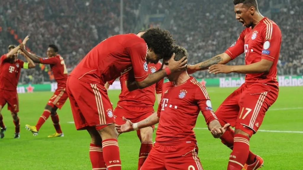 Hráči Bayernu slaví postup do semifinále