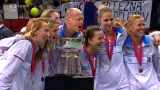 Češky zdvihají nad hlavu pohár pro vítězky Fed Cupu