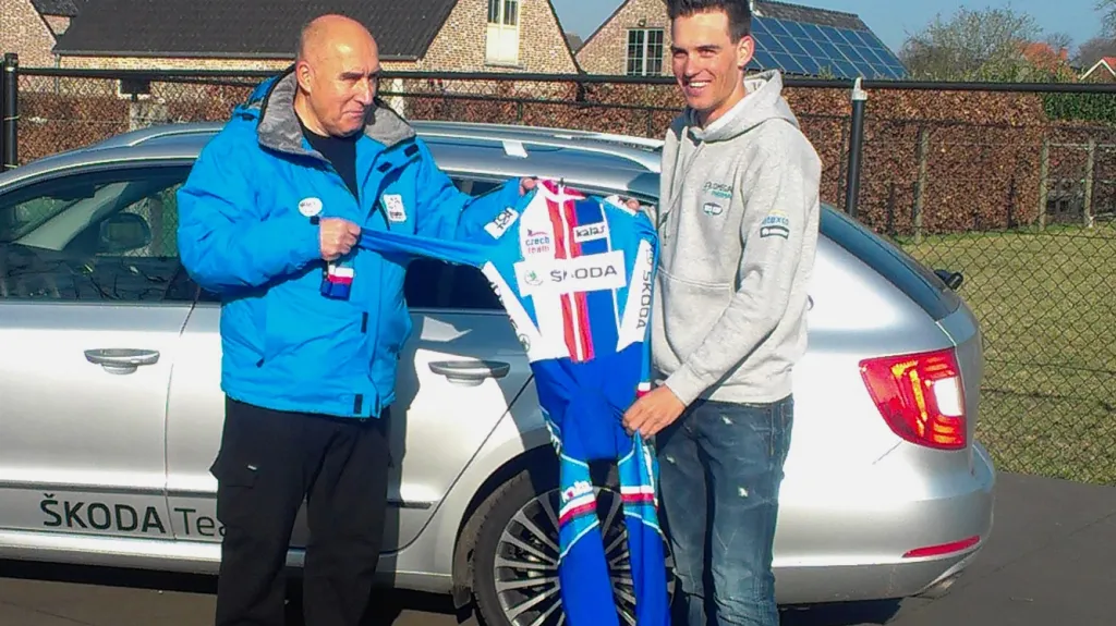 Zdeněk Štybar (vpravo) přebírá reprezentační dres