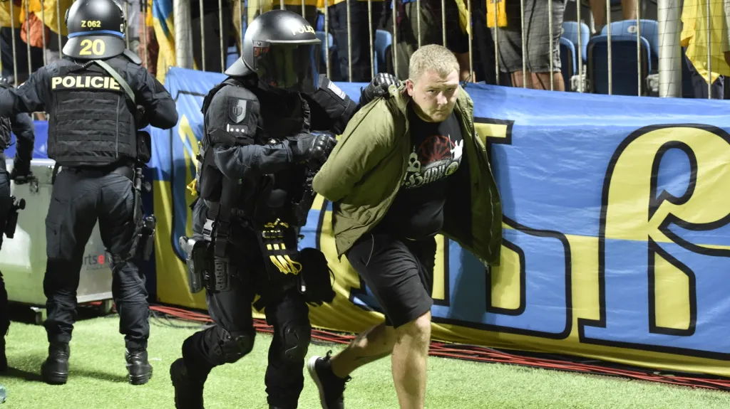 Ukrajinští fanoušci vtrhli po utkání v Uherském Hradišti na hřiště