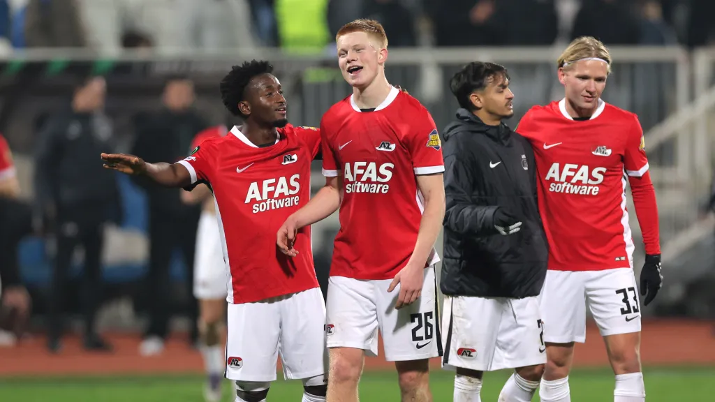 Matěj Šín slaví s fotbalisty Alkmaaru