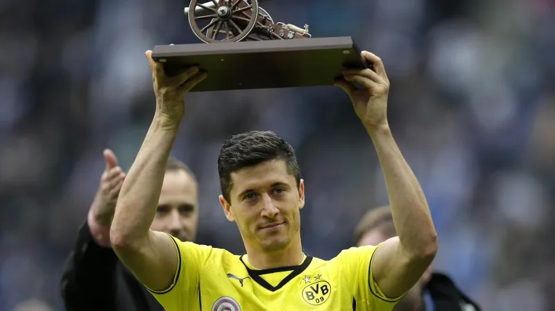Robert Lewandowski s trofejí pro nejlepšího střelce Bundesligy