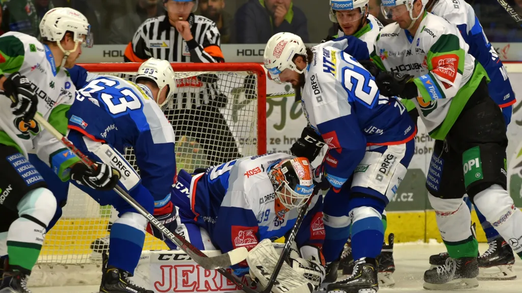 Brankář Libor Kašík z Komety Brno v akci proti Karlovým Varům