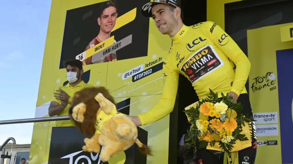 Wout van Aert poprvé ve žlutém dresu