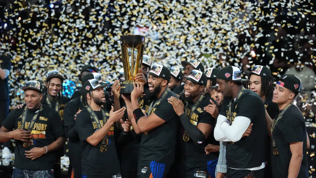 Basketbalisté New York Nicks se radují ze zisku NBA Cupu