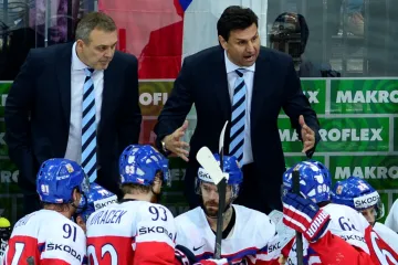 Trenéři Ondřej Weissmann (vlevo) a Vladimír Růžička na české střídačce