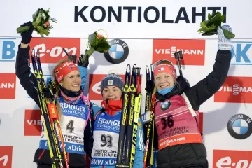 Gabriela Soukalová (vlevo) při květinovém ceremoniálu po vytrvalostním závodě na MS v Kontiolahti