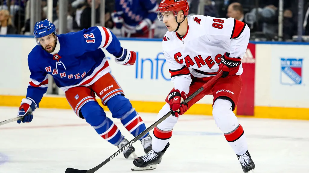 Martin Nečas z Caroliny Hurricanes v utkání proti New Yorku Rangers