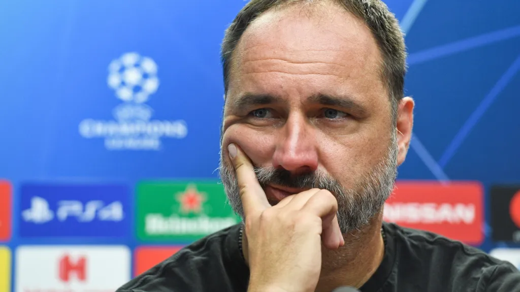 Jindřich Trpišovský na tiskové konferenci