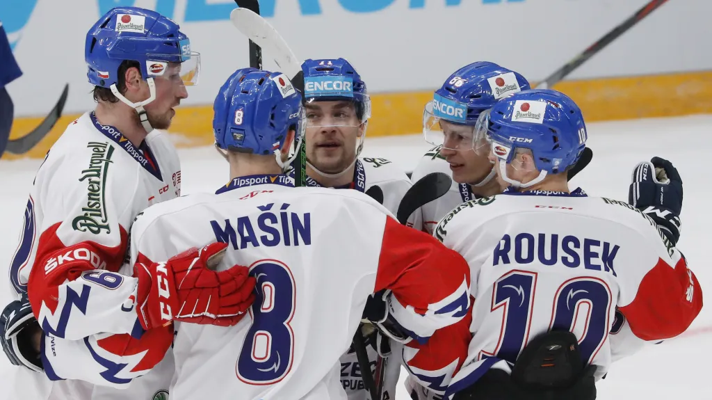 Čeští hokejisté slaví branku na Channel One Cupu