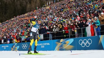 Záznam stíhacího závodu biatlonistů