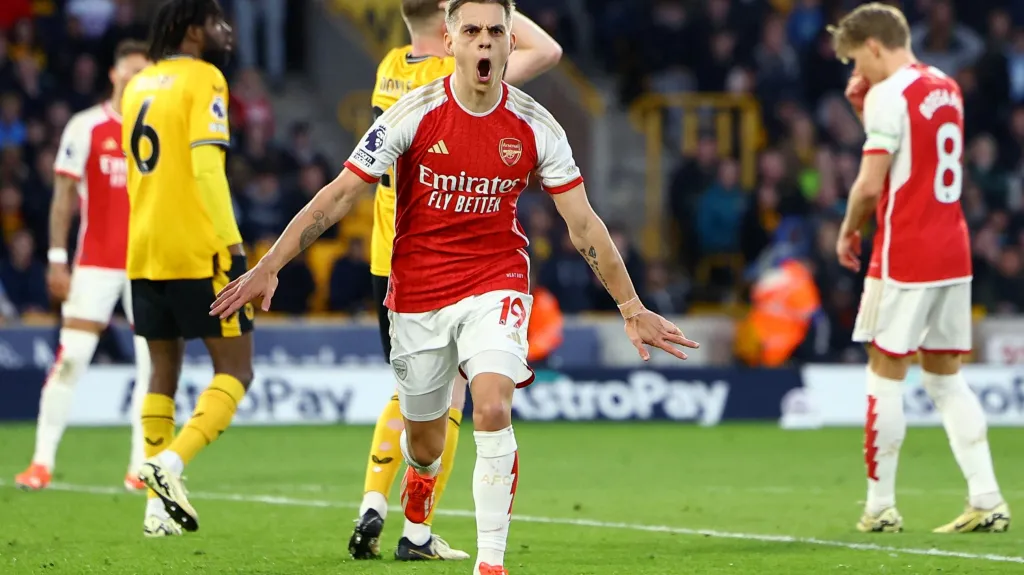 Leandro Trossard z Arsenalu oslavuje gól v Premier League