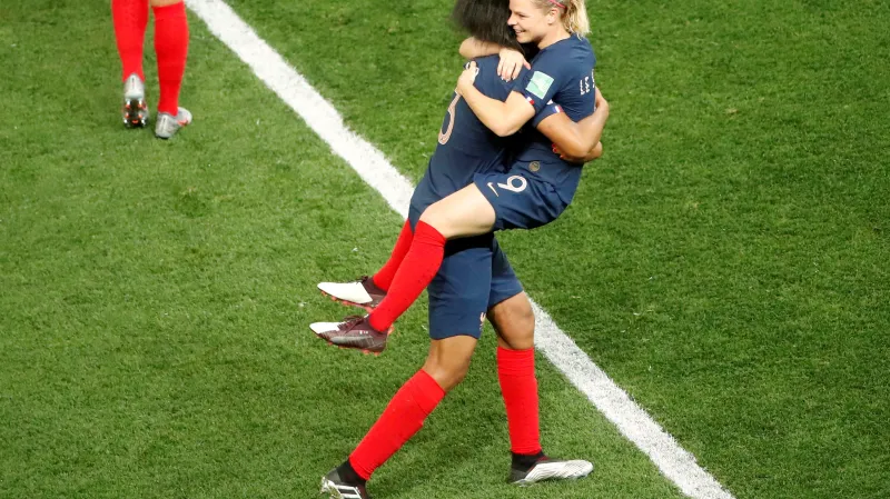 Francouzka Wendie Renardová se raduje z výhry se spoluhráčkou Eugénií Le Sommerovou