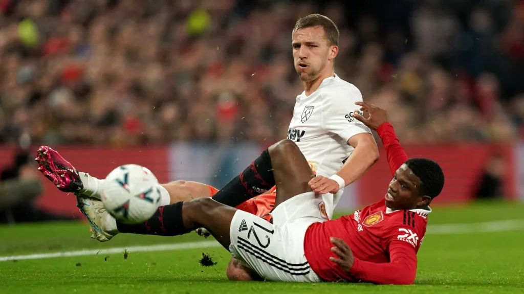 Tomáš Souček v souboji s Tyrellem Malaciou