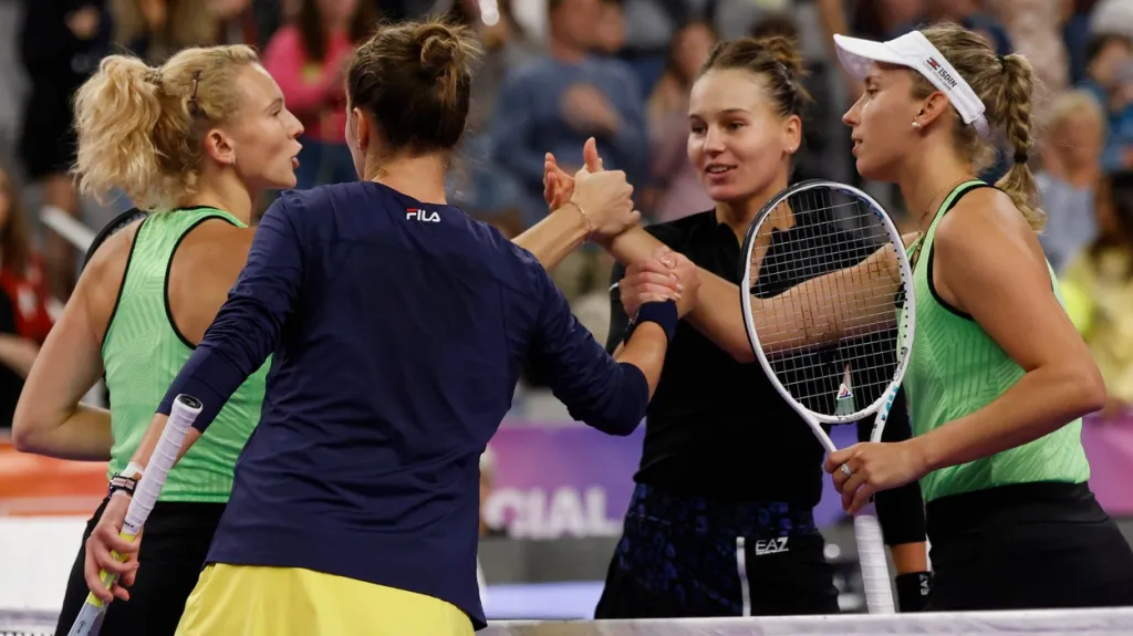 Barbora Krejčíková a Kateřina Siniaková (vlevo)