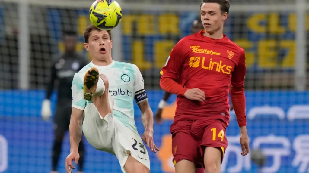 Nicolo Barella z Interu Milán (vlevo) v zápase proti Lecce