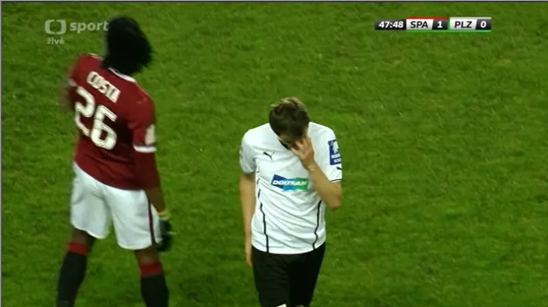 Vyloučení Hořavy poté, co přidržel Matějovského (48. min.)