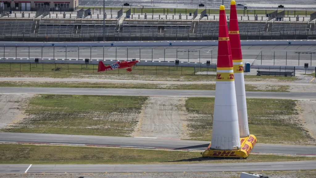 Šestý závod série Air Race vyhrál Francouz Nicolas Ivanoff