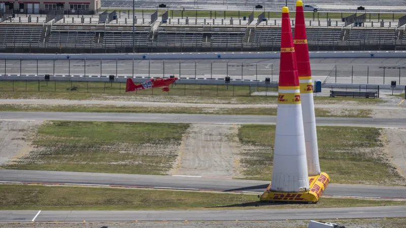 Šestý závod série Air Race vyhrál Francouz Nicolas Ivanoff