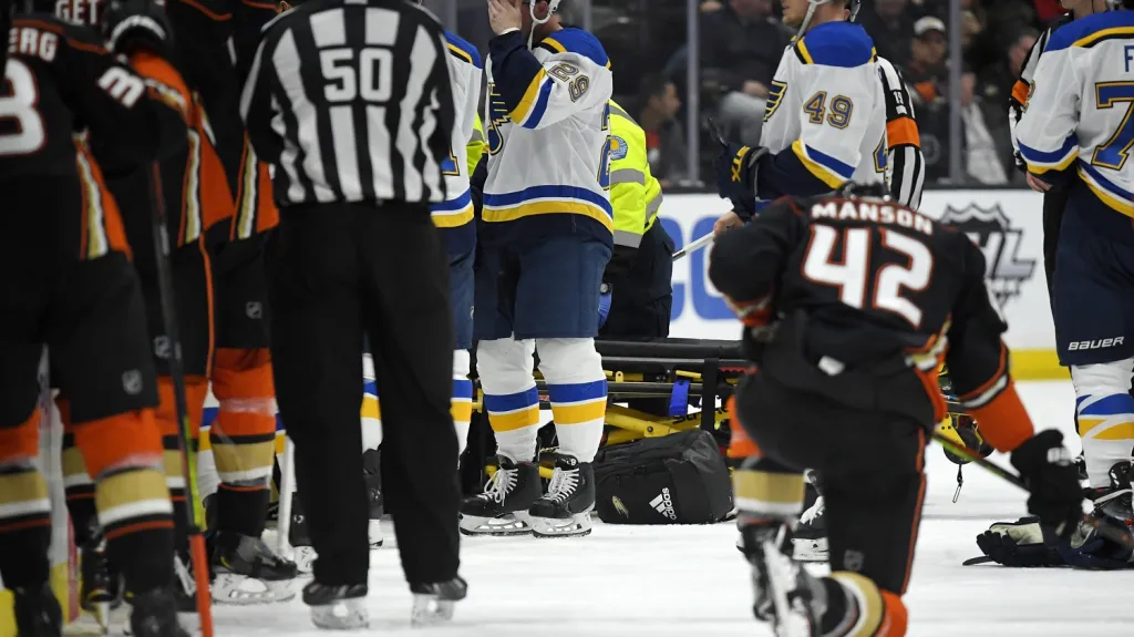Jay Bouwmeester zkolaboval při utkání v Anaheimu na střídačce
