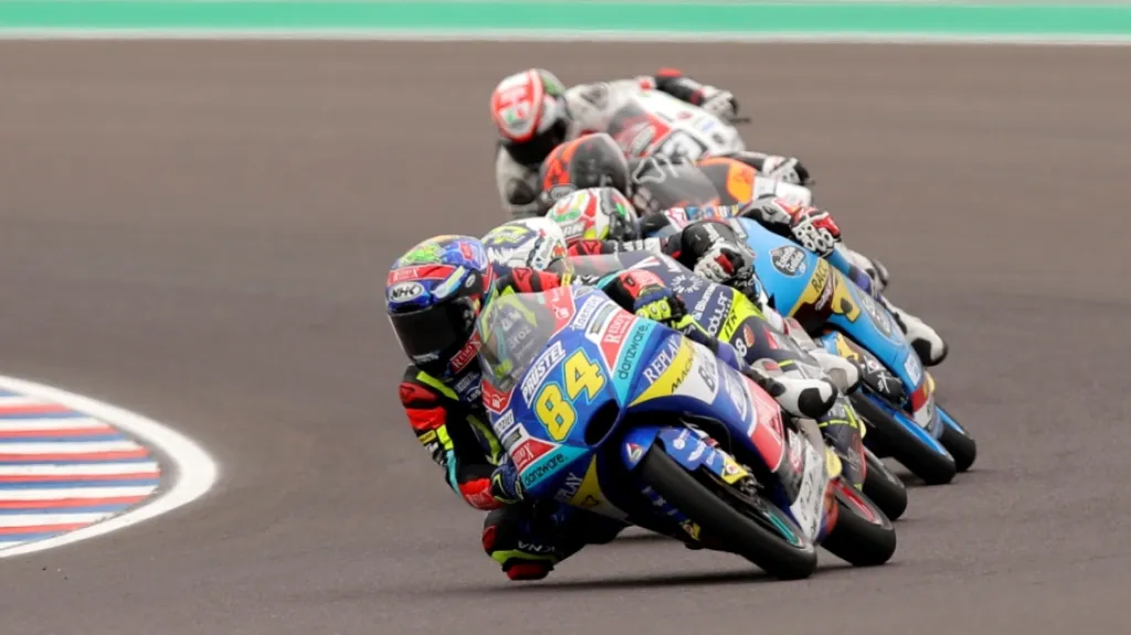 Jakub Kornfeil v popředí motocyklových závodníků