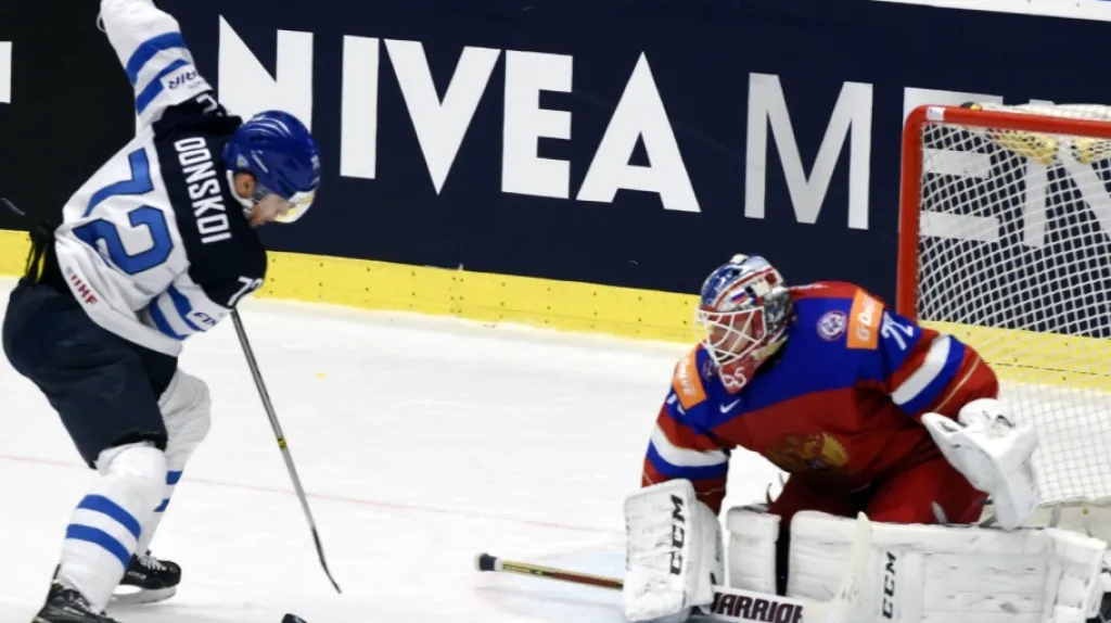 Finský "hračička" Joonas Donskoi (vlevo) proti Sergeji Bobrovskému