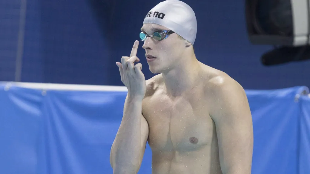 Kanadský plavec Santo Condorelli zdraví svého otce gestem, které mívá jiný význam