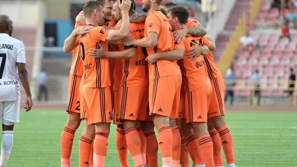 Fotbalisté Mladé Boleslavi se radují z gólu v Šymkentu