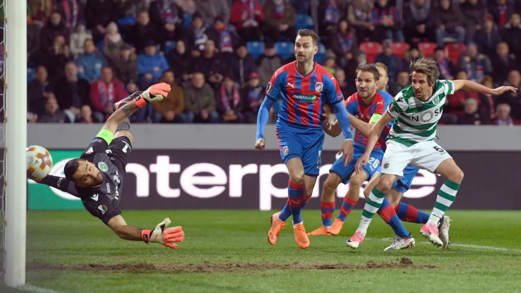 Marek Bakoš střílí gól do sítě Sportingu