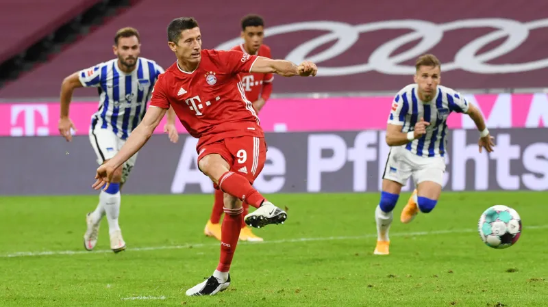 Róbert Lewandowski dává vítězný gól Bayernu