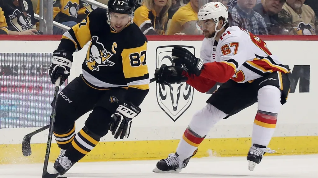 Michael Frolík v utkání s Pittsburghem proti Sidneymu Crosbymu