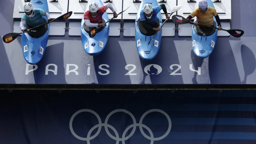 Start závodu kayakcrossu s Jiřím Prskavcem (ve žlutém dresu)