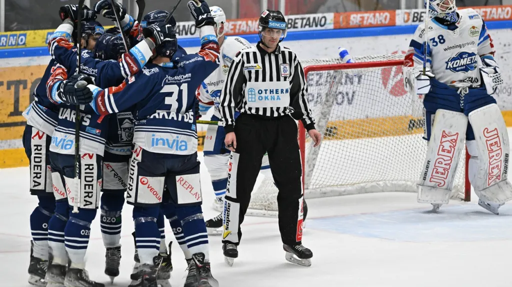 Radost hokejistů Vítkovic z gólu v Brně