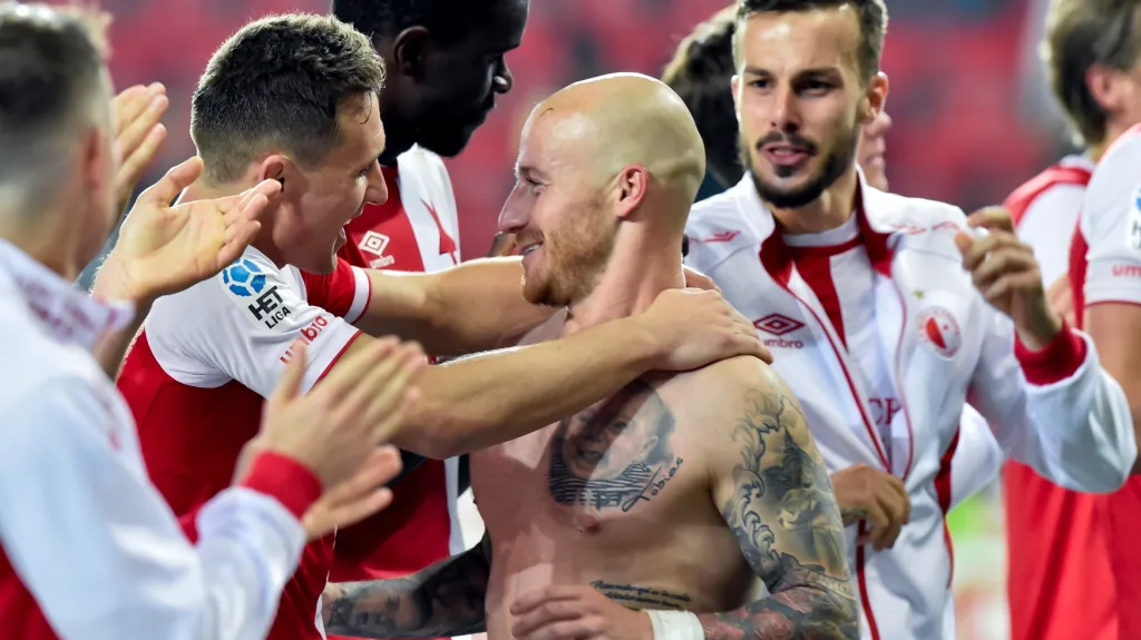 Miroslav Stoch se raduje se spoluhráči ze Slavie