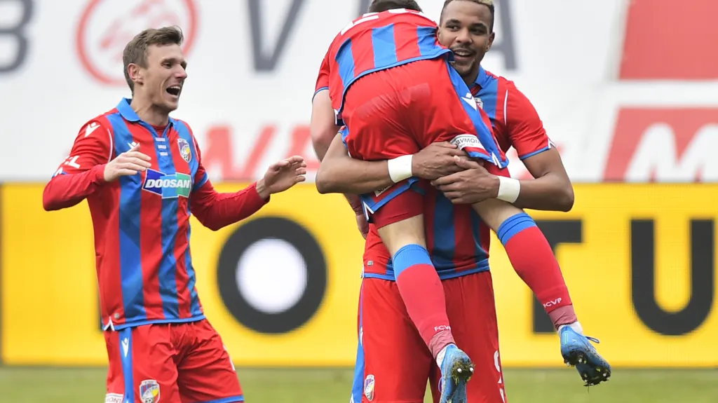 Fotbalisté Plzně se radují z gólu
