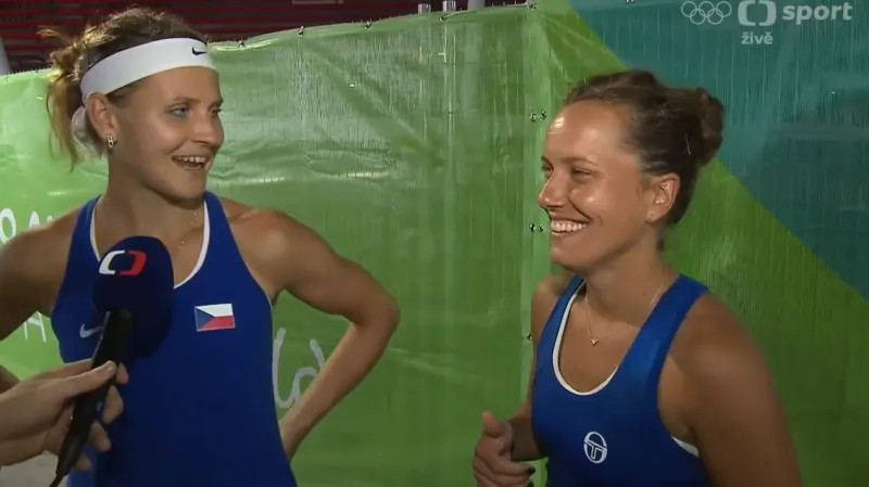 Šafářová se Strýcovou: Bára kouzlila na síti, Lucka zase vzadu