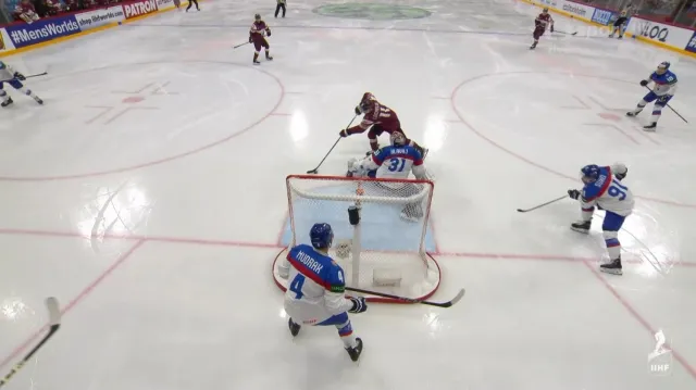 Slovenské hrubky pomohly Lotyšům do tříbrankového trháku