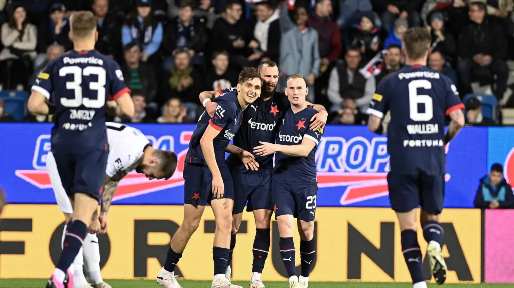 Václav Jurečka (uprostřed) oslavuje se spoluhráči ze Slavie gól