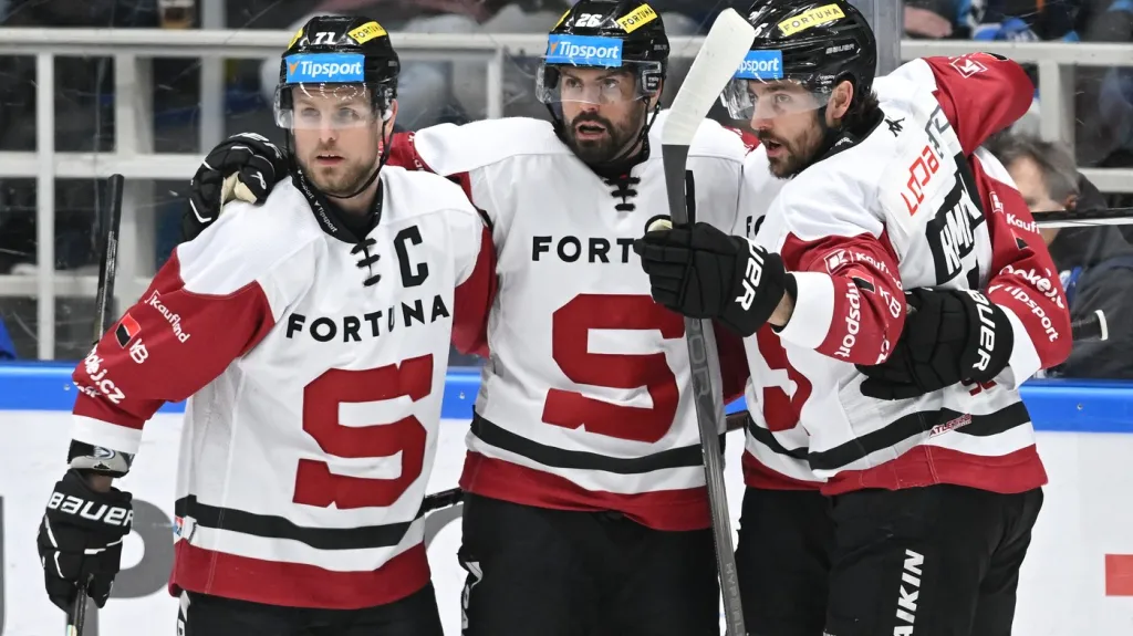 Michal Řepík (uprostřed) se raduje se spoluhráči ze Sparty