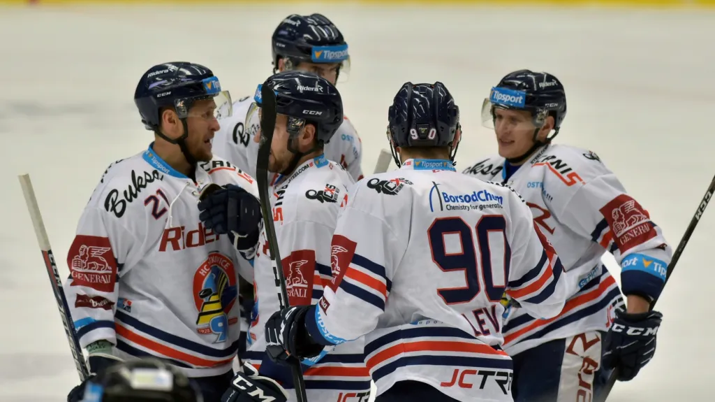 Hokejisté Vítkovic slaví po vstřelené brance