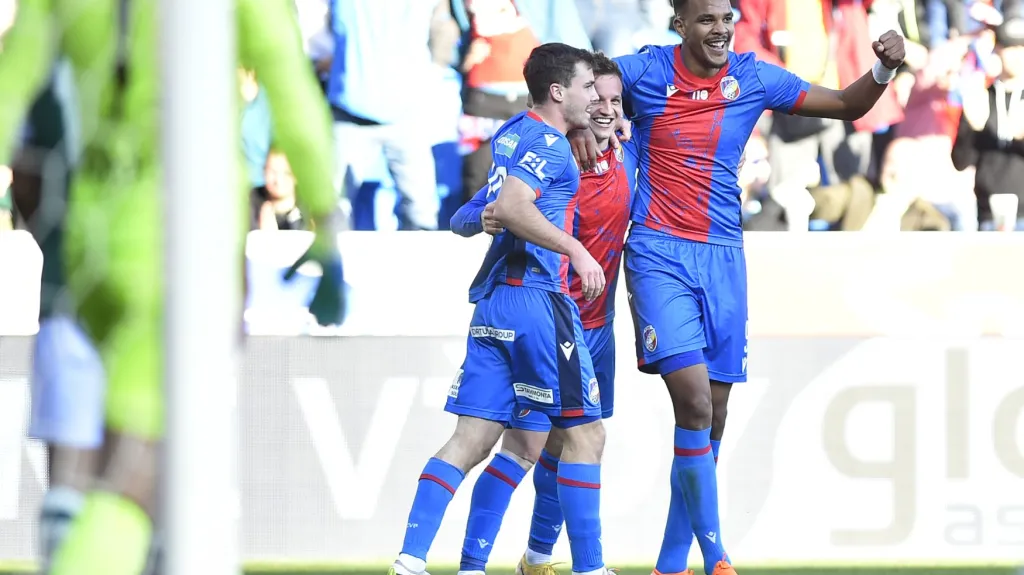 Jan Kopic z Plzně (uprostřed) slaví jeden z gólů proti Jablonci