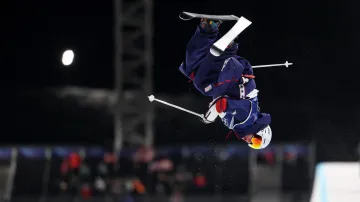 Vyvrcholení závodu freestyle lyžařů v U-rampě